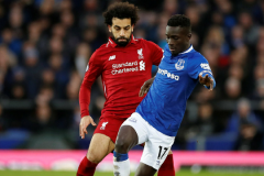 33岁卡塞米罗染红引暴怒！阿莫林拒辞职，曼联冬窗卖他套现？