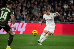 欧联首轮焦点战：诺丁汉森林对决罗马，激战精彩纷呈